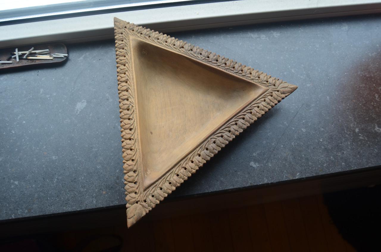 2 Leuke (Indische?) houten bakjes in goede staat