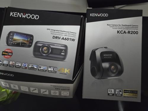 Kenwood DRV-A601W 4K Ultra HD Dashcam en Kenwood KCA-R200 achtercamera.