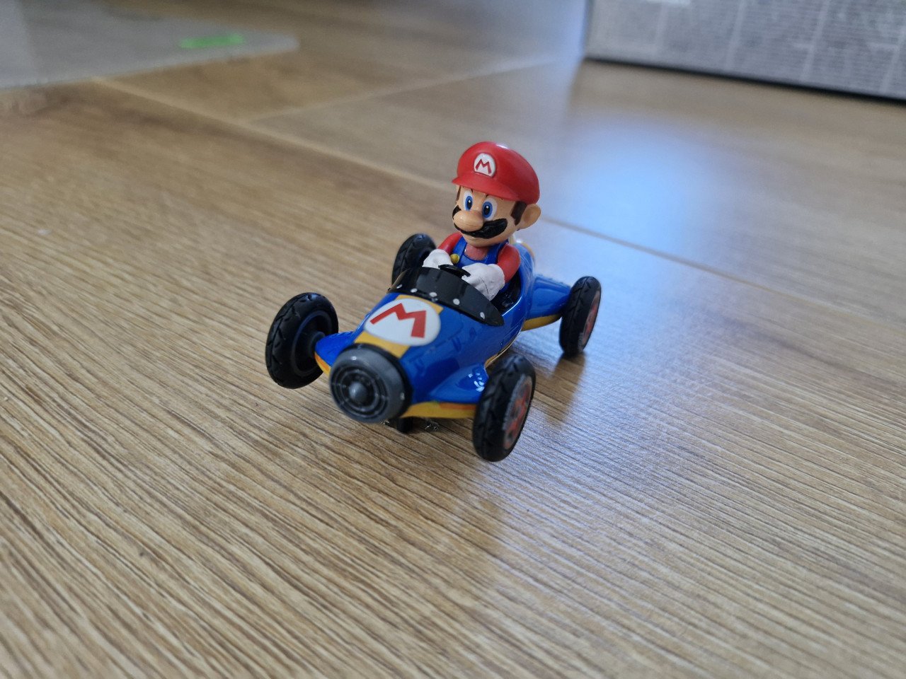 Race auto Mario voor Carrera racebaan