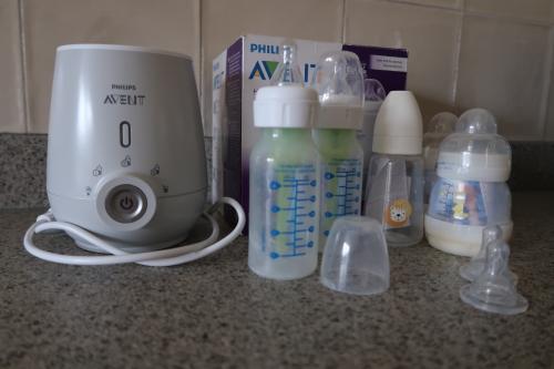 Dr Brown's flesjes e.a. + Philips Avent flessenverwarmer samen voor €10,00