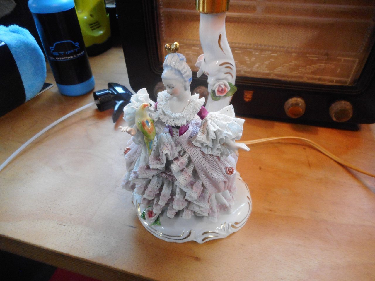 3 porselijne beeldjes met lamp