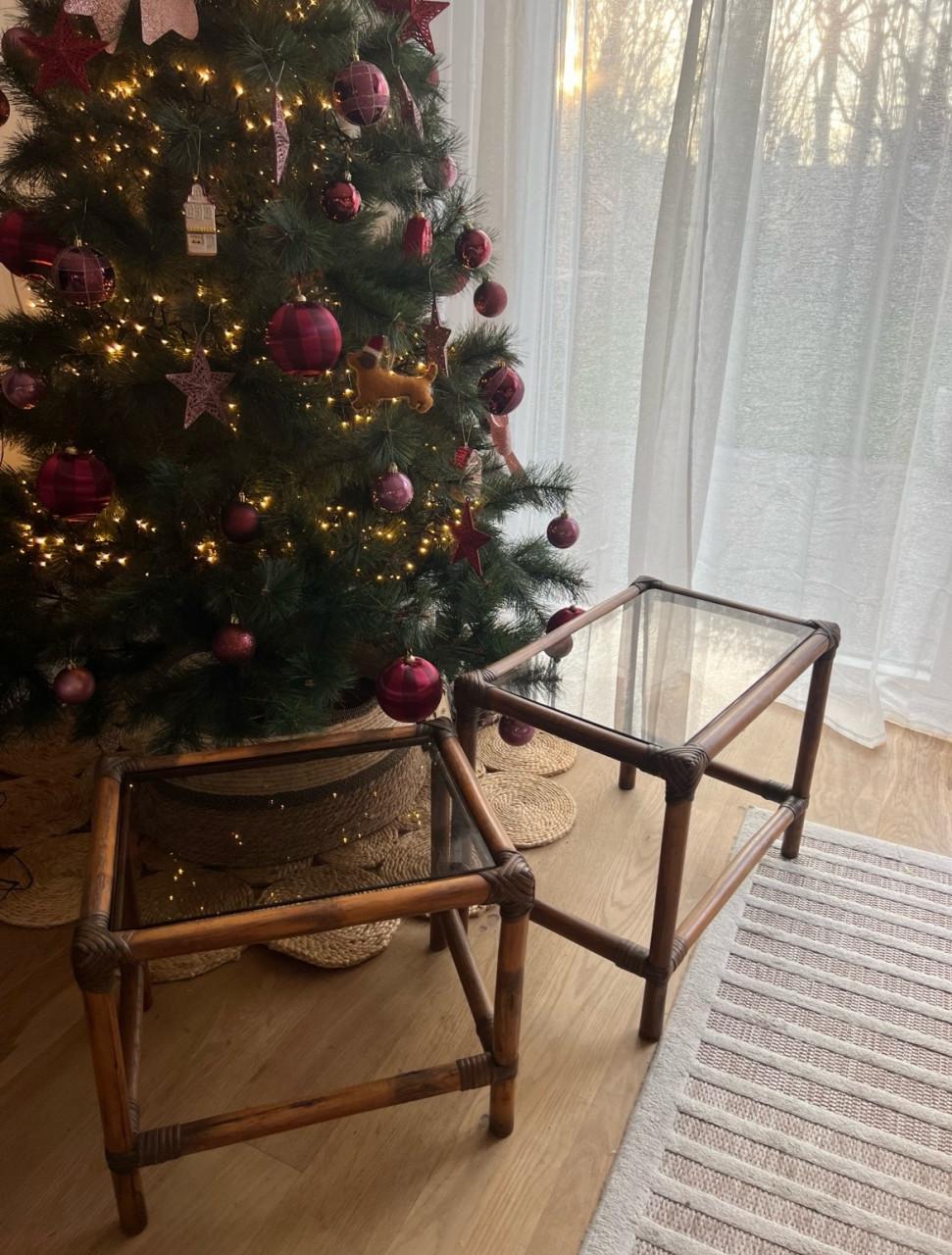 Set vintage bamboe bijzettafeltjes met rookglas blad