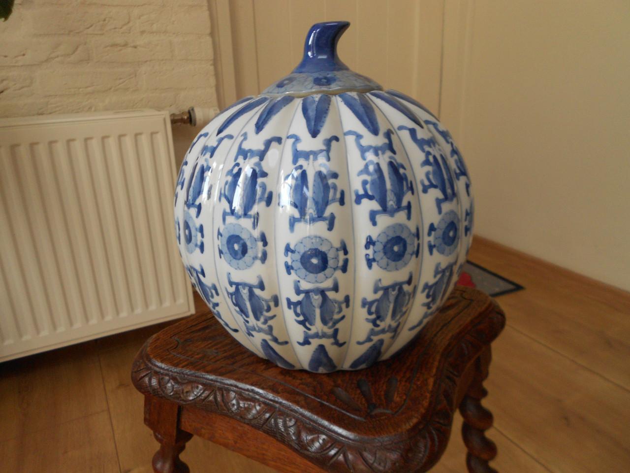 Vintage gember pot made in china.