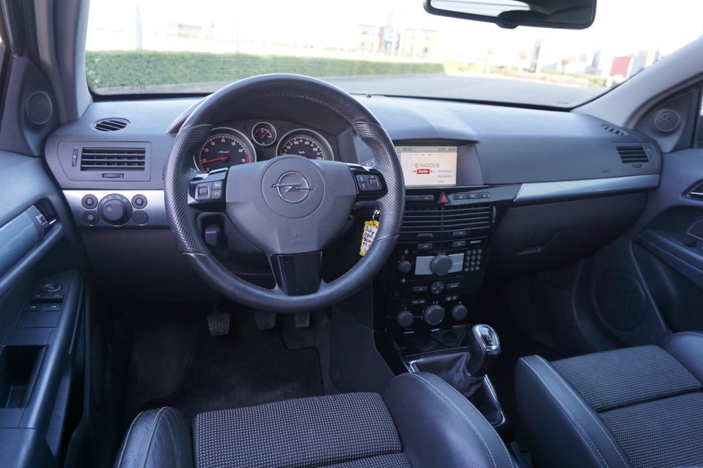 Opel Astra gtc 1.6 cosmo opc-line / xenon / climate / cruise / trekhaak