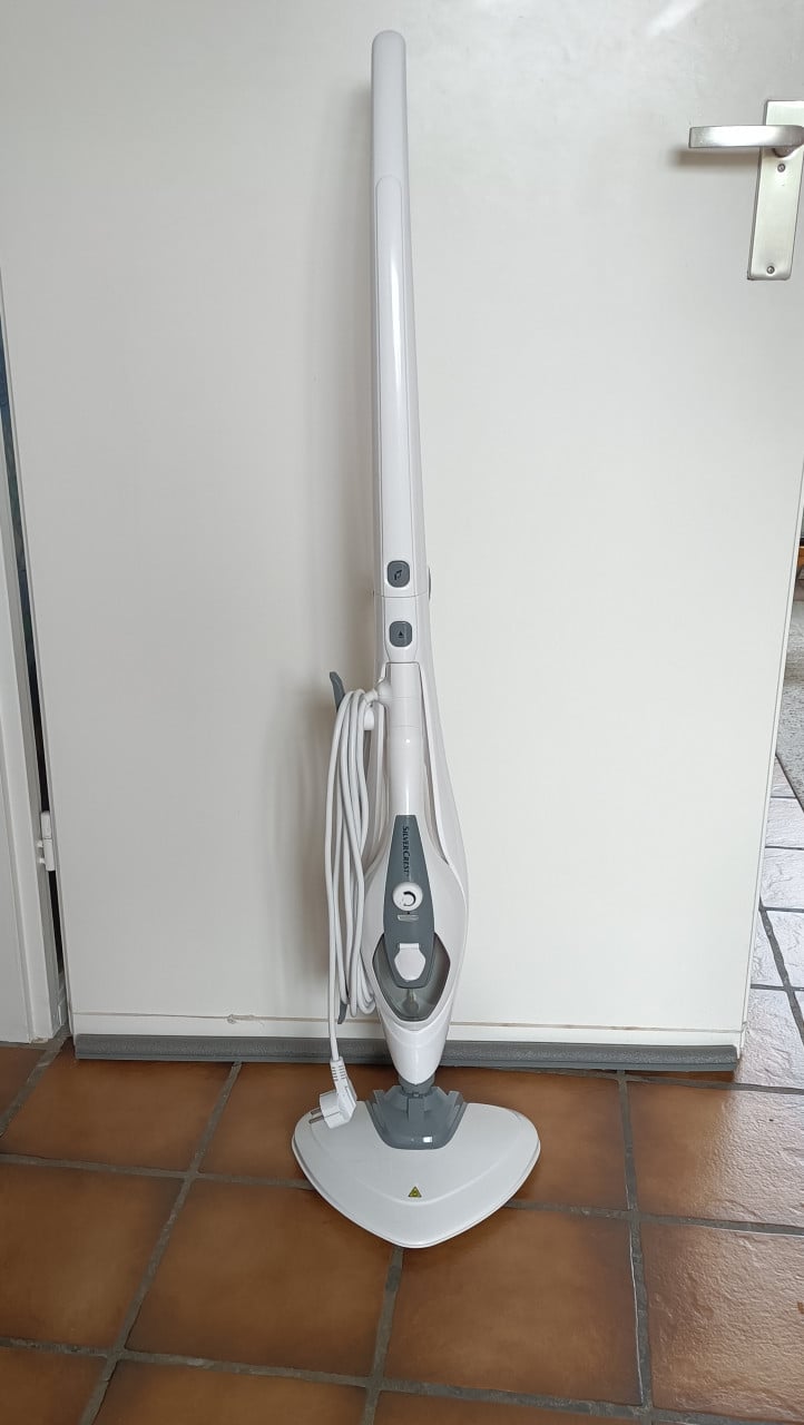 Vloer/ stoomreiniger. Merk Silvercrest. Weinig gebruikt. Kleur wit en grijs