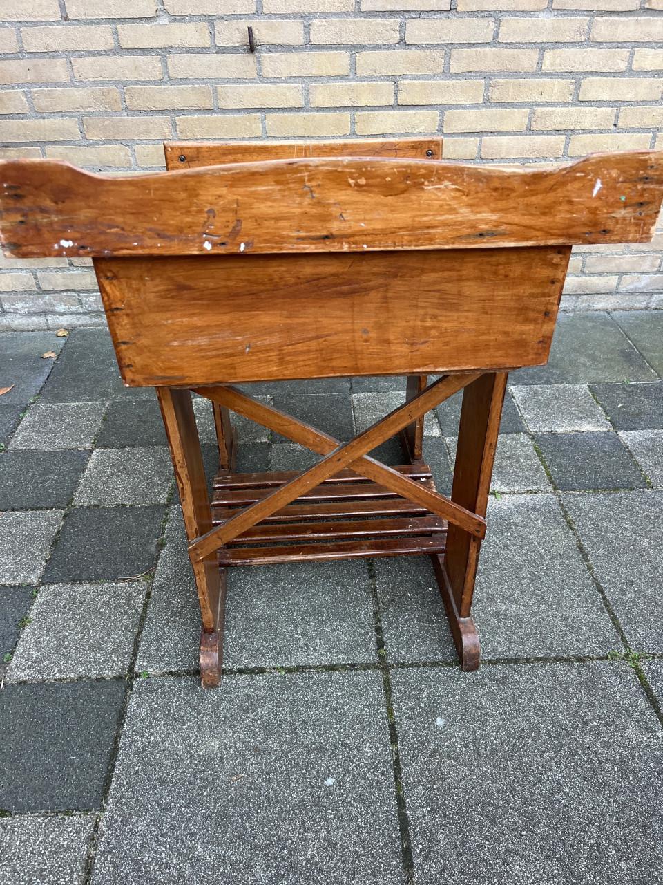 Oud schoolbankje