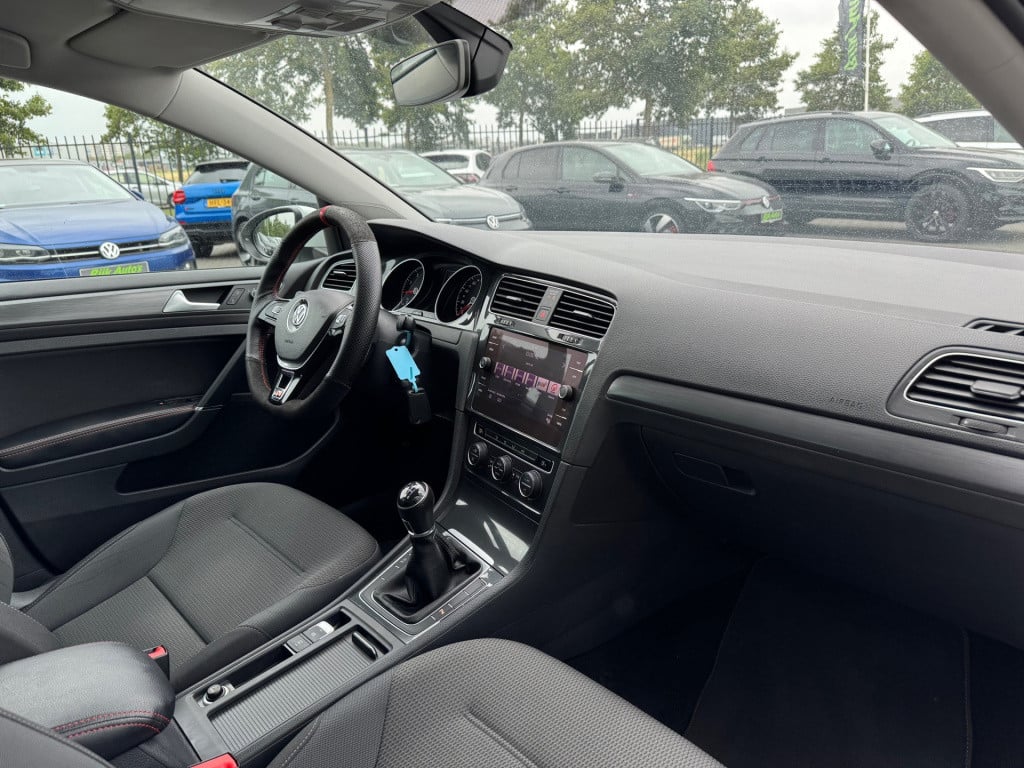 Volkswagen Golf 1.0 tsi r-line * navigatie * adaptieve cruise control * pdc