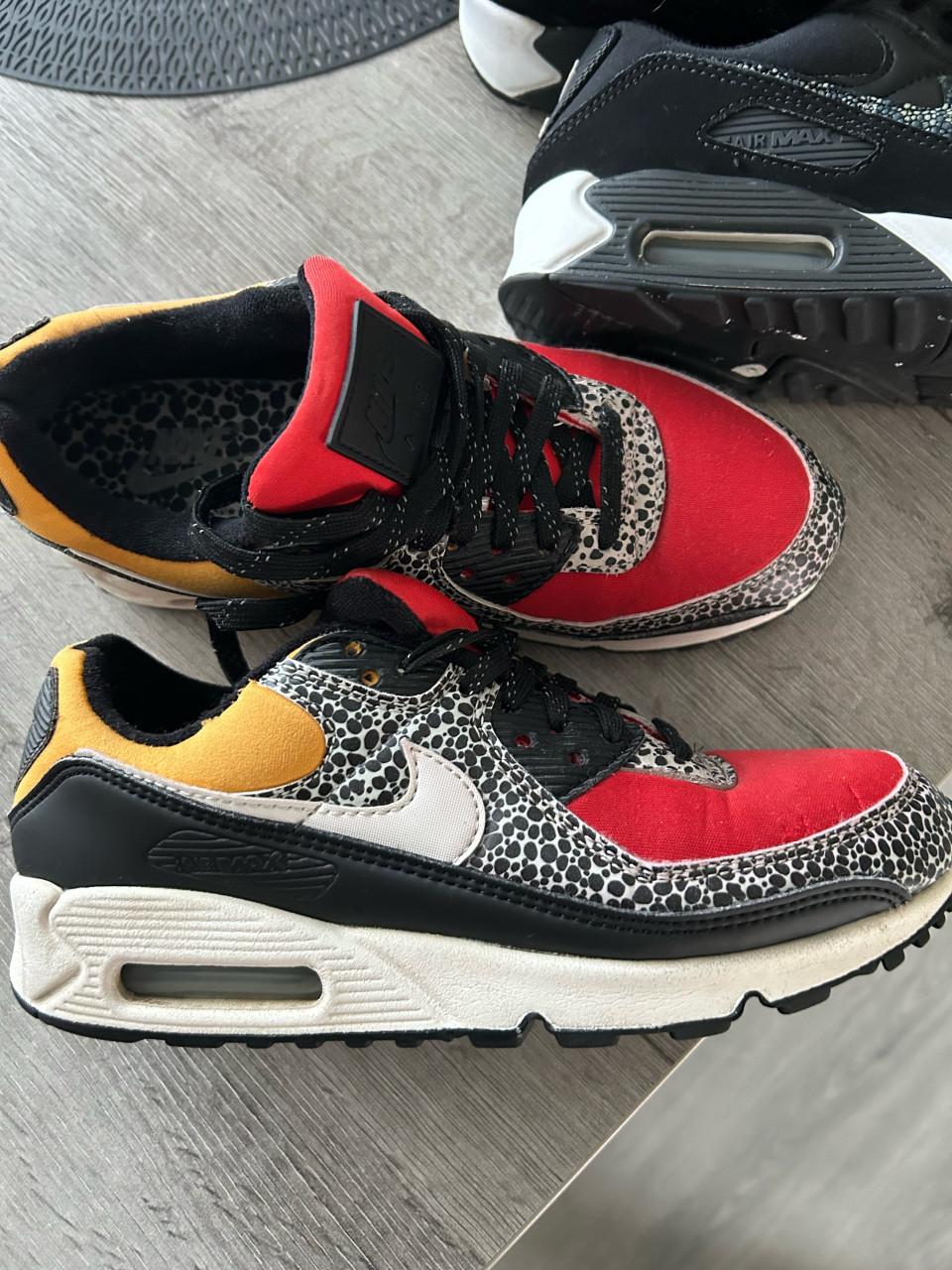 Nike Air Max 90 - Zwart 37.5 & Rood 38 - ZGAN