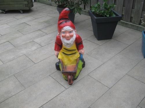 Kunststof tuinkabouter met kruiwagen