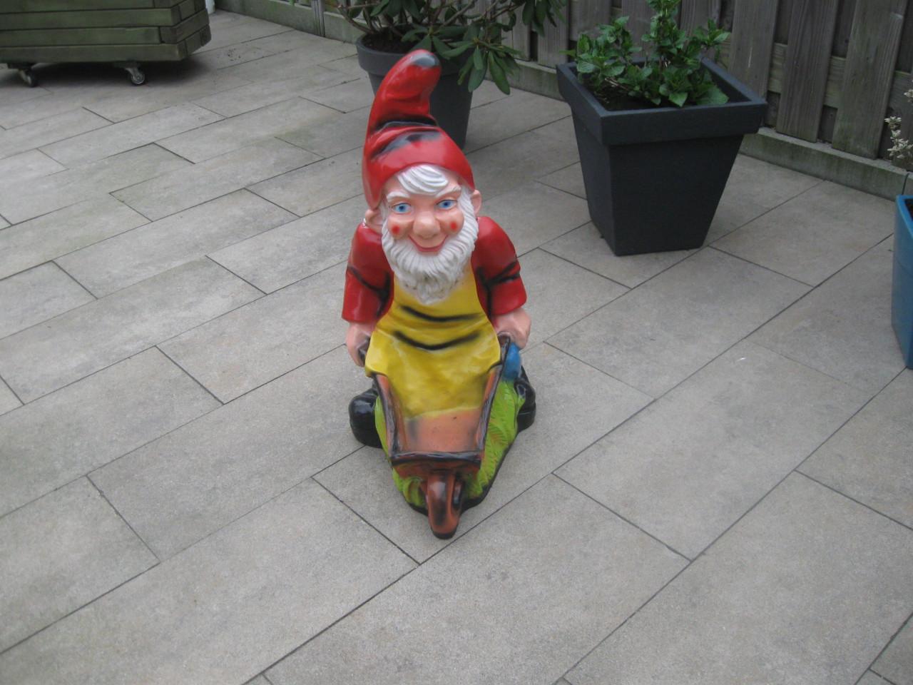 Kunststof tuinkabouter met kruiwagen