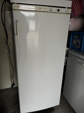 Bosch vrieskast 135x60 cm. Inhoud Vriezer 220 liter 4 vakken en 2 laden