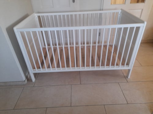 Leuk wit Peuter bed 70 x 140  x 82H   ( in goede staat )