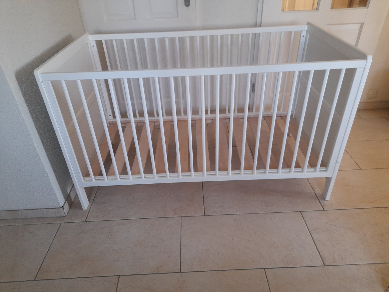 Leuk wit Peuter bed 70 x 140  x 82H   ( in goede staat )