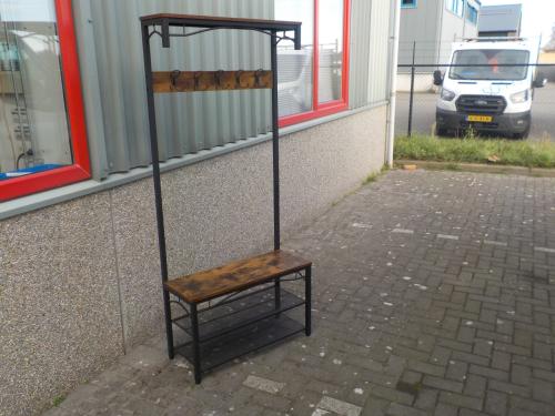 Eenvoudige staande kapstok in nieuw staat