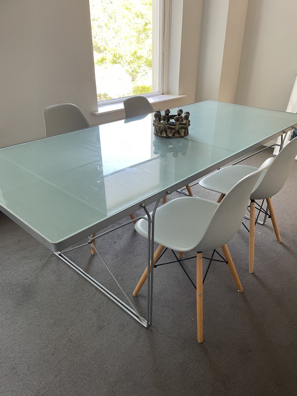 Mooi matglazen vergader-of eettafel met 4 stoelen