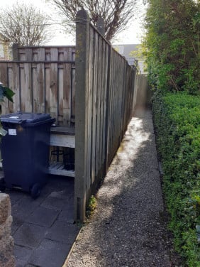 Te koop:   betonnen schuttingpaal