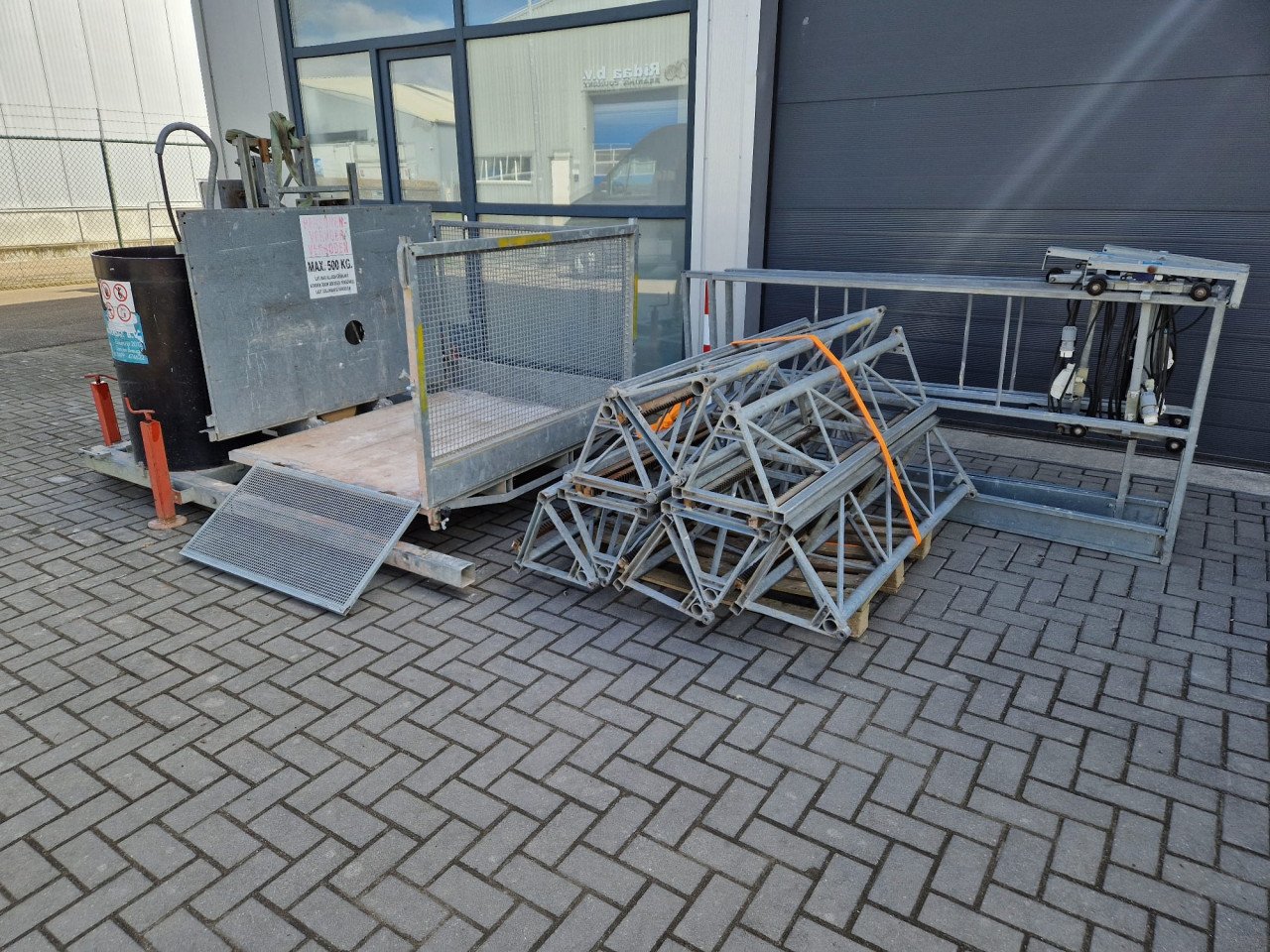 TE HUUR Bouwlift