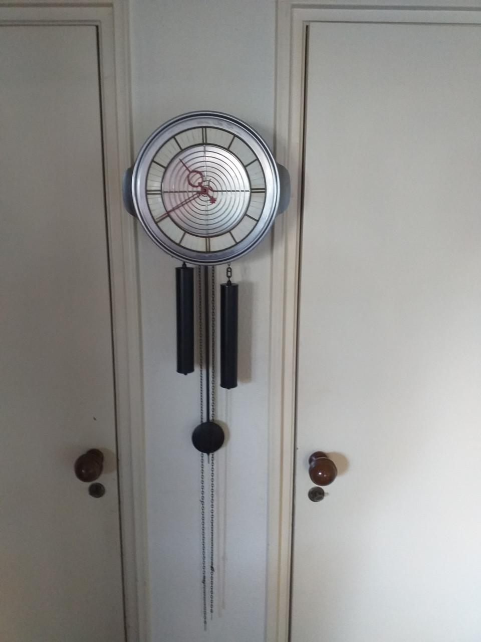 ""MOOIE UNIEKEKLOK met prima slagwerk, loopt perfect""