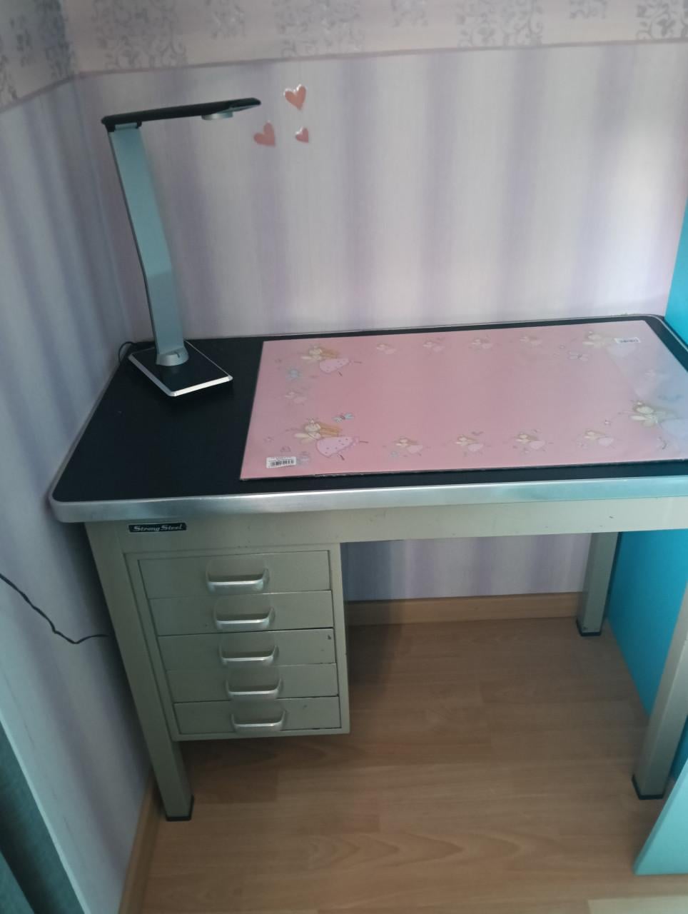 Metalen bureautje.