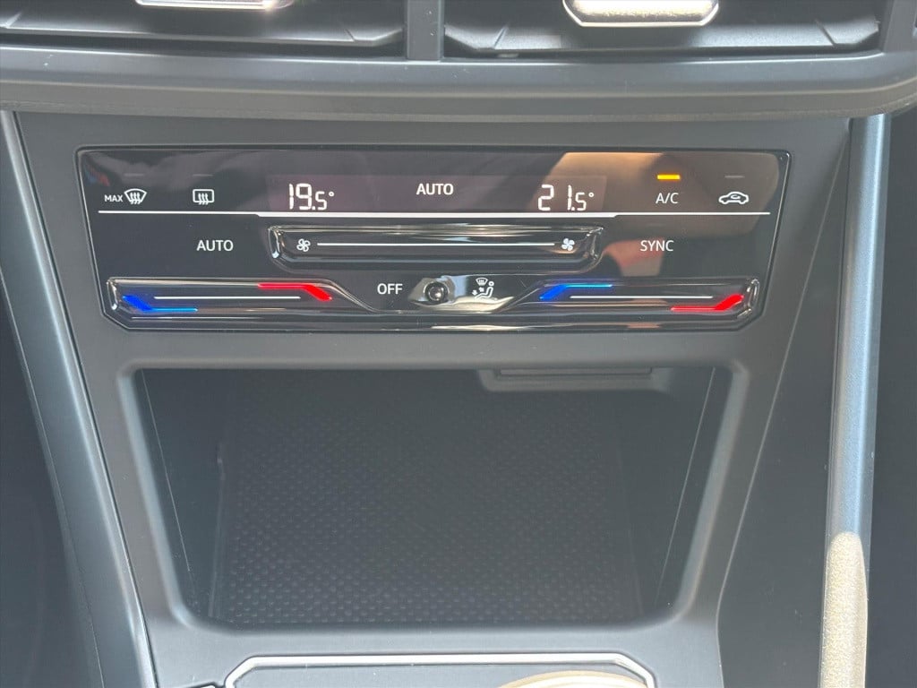Volkswagen Taigo 1.0 tsi 110pk r-line| pano dak|trekhaak|led| navi via carp
