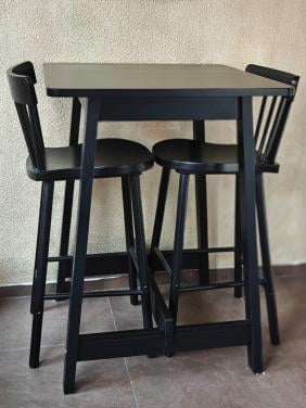 Bartafel met 2 barkrukken