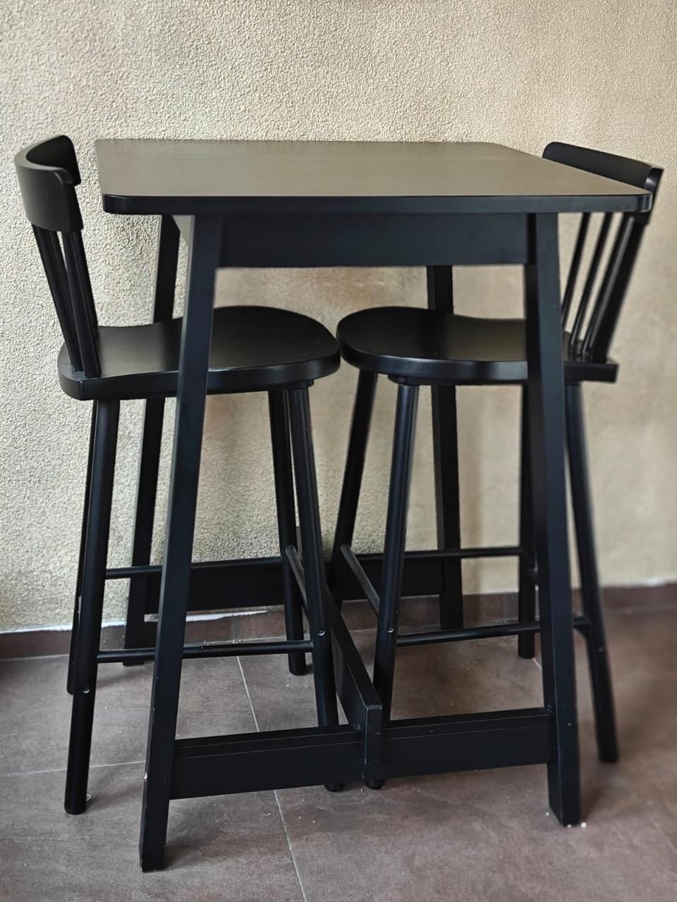 Bartafel met 2 barkrukken