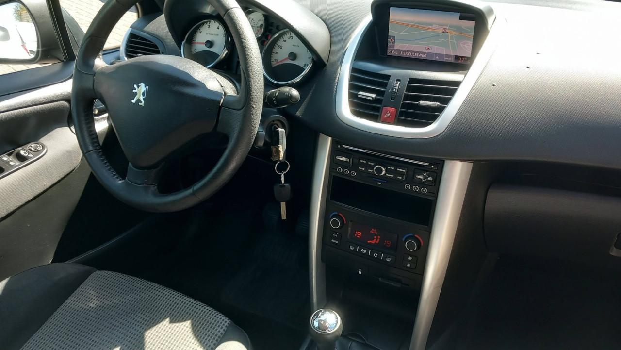 Peugeot 207 1.6 VTi Premiere 3deurs bj:2010 airco navigatie i.z.g.st