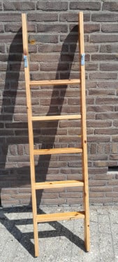 Grenenhouten laddertje voor stapelbed