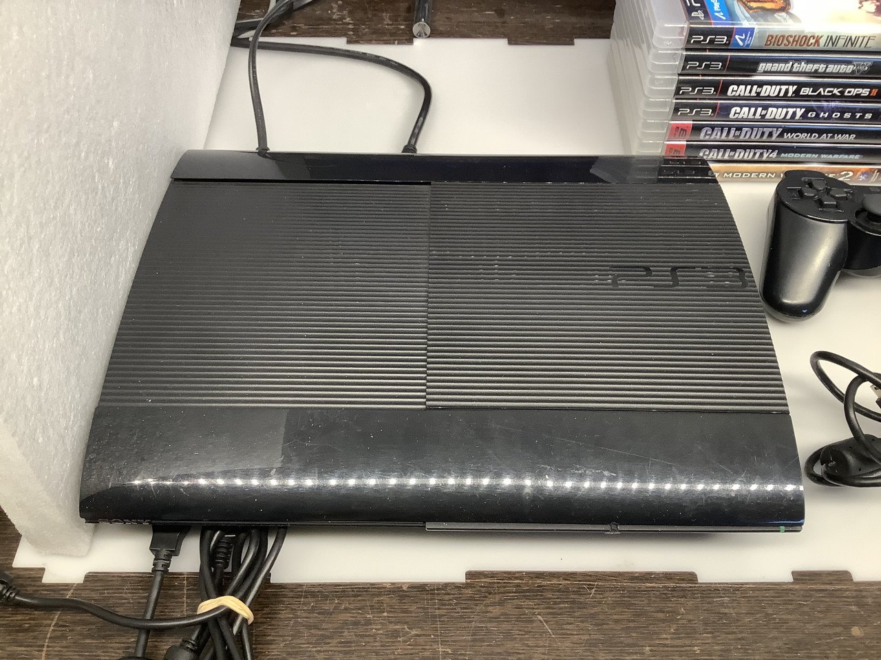 PlayStation 3 slim met 2 controllers en veel spellen.