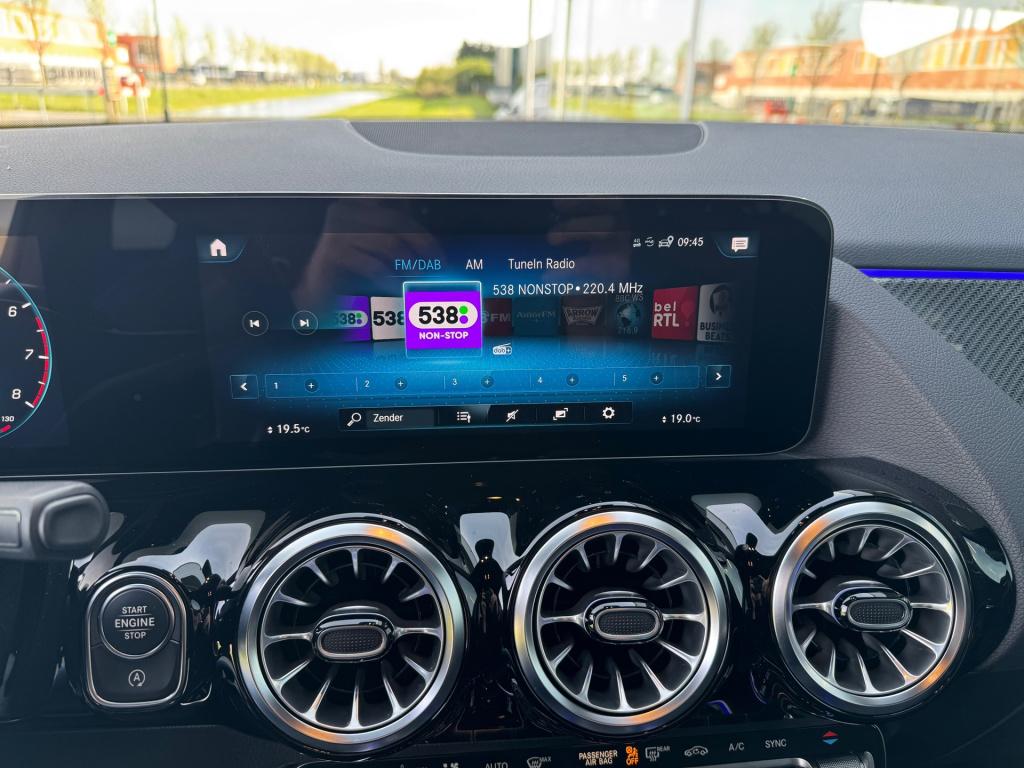 Mercedes-Benz Gla-klasse 200 amg line automaat , wegklapbare trekhaak , ach