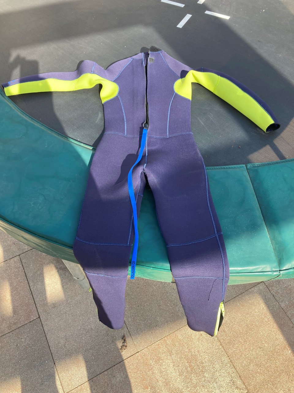 Twee kinderwetsuits
