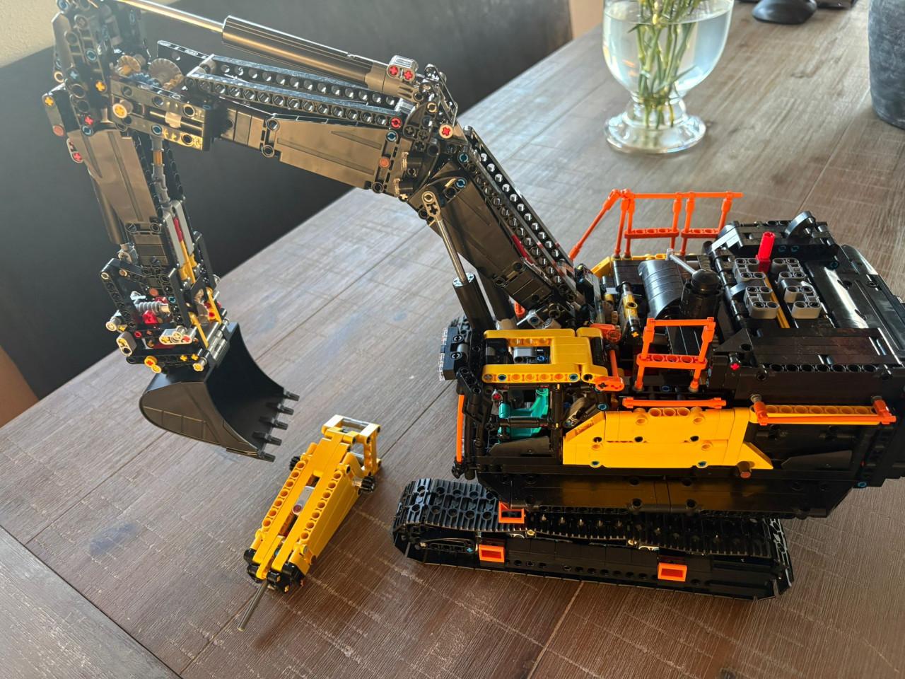 LEGO® Technic Volvo EC500 Hybrid Graafmachine - 42215