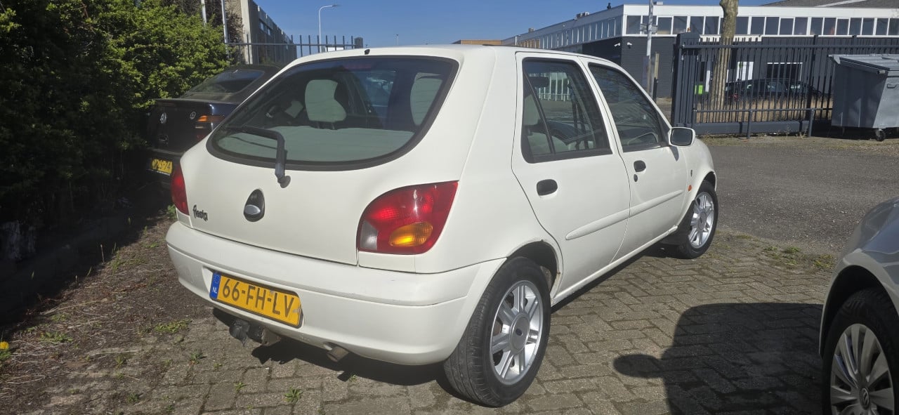 Luxe Ford Fiesta, airco, trekhaak, 5 deuren, nieuwe apk