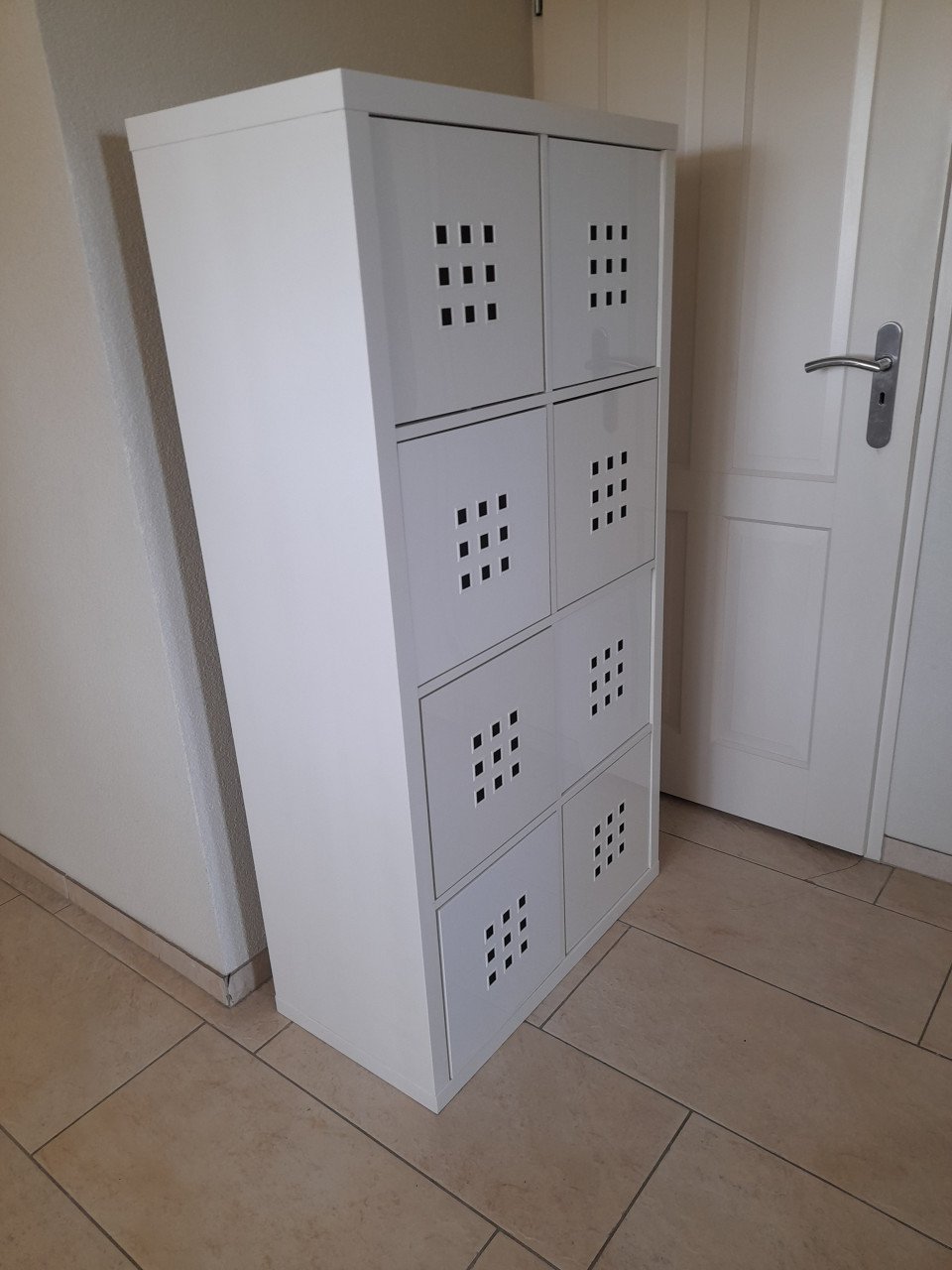 Houten vakkenkast met 8 kunstof bakken 39 x 76 x 147H ( in goede staat )