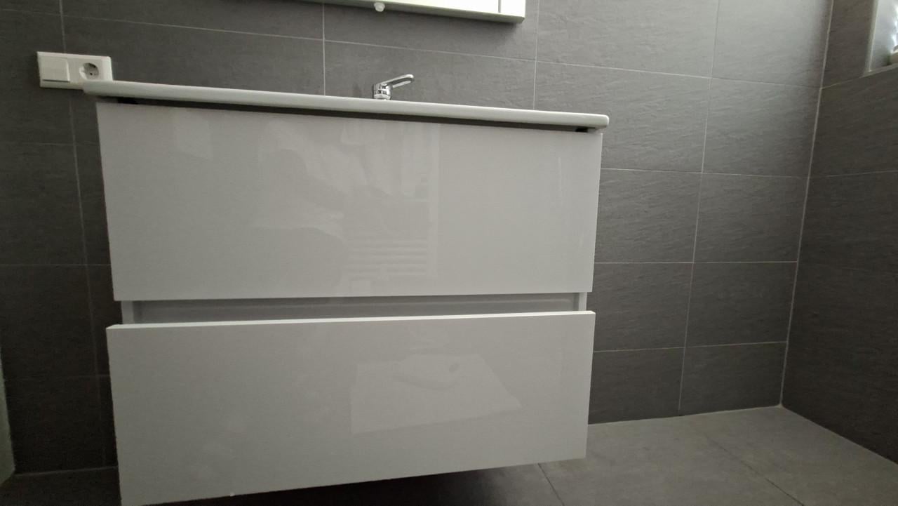 Wastafel onderkast met porseleinen wastafel en Grohe mengkraan