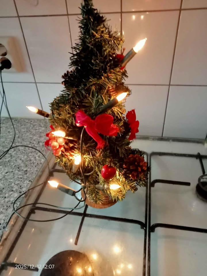 Kleine kunst kerstboom met verlichting