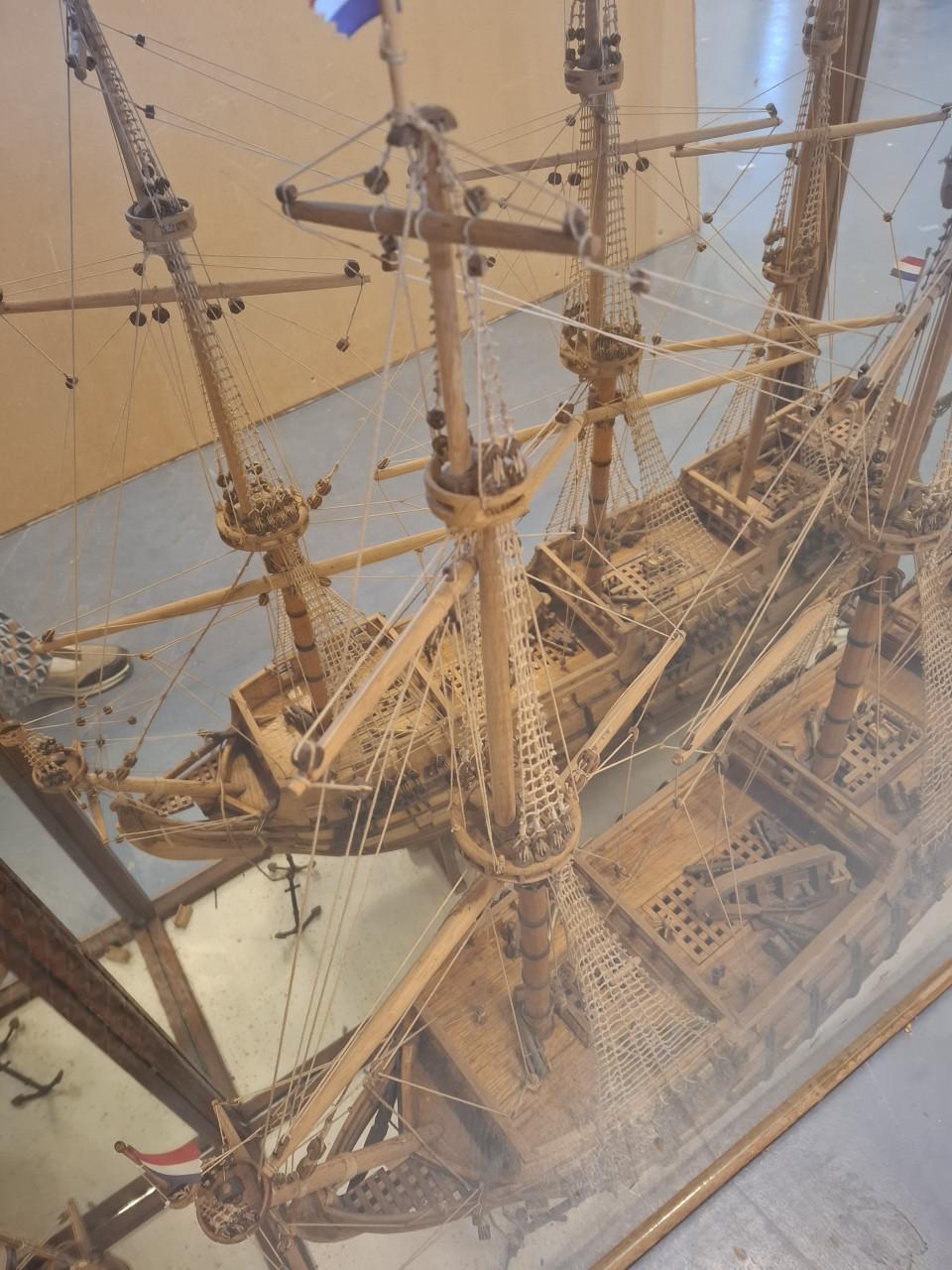 Unieke handgemaakte modelboot, spiegelschip Friesland 1665