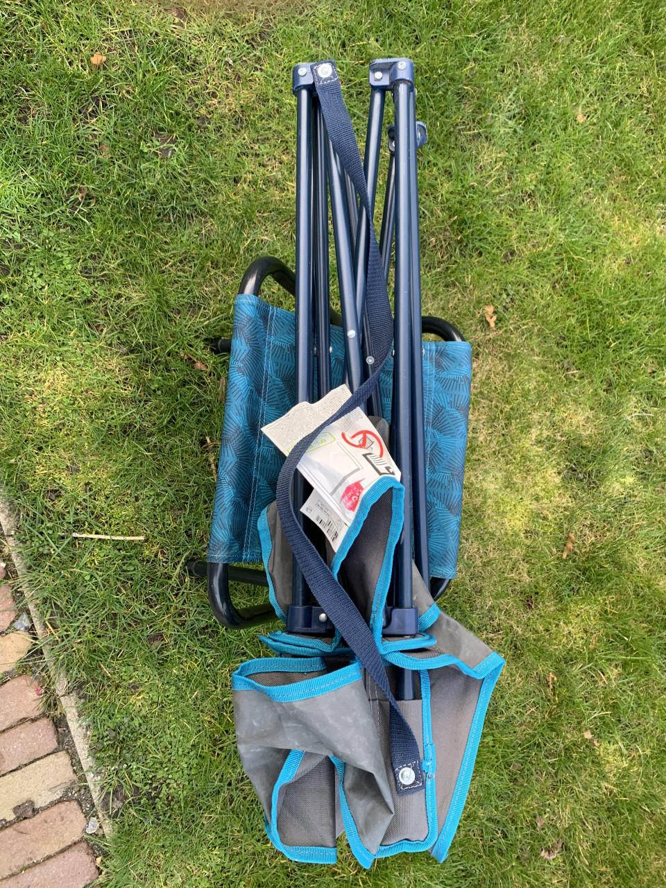 Twee Quechua campingstoelen Met krukje