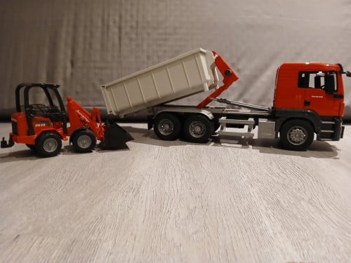Bruder MAN vrachtwagen met rolcontainer en shovel
