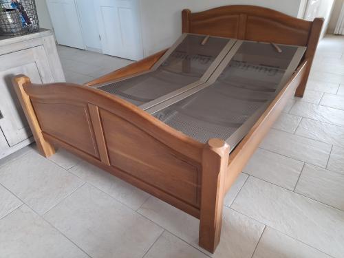 Stevig 2 p. bed 140 x 200 ( in goede staat ) verstelbaar!