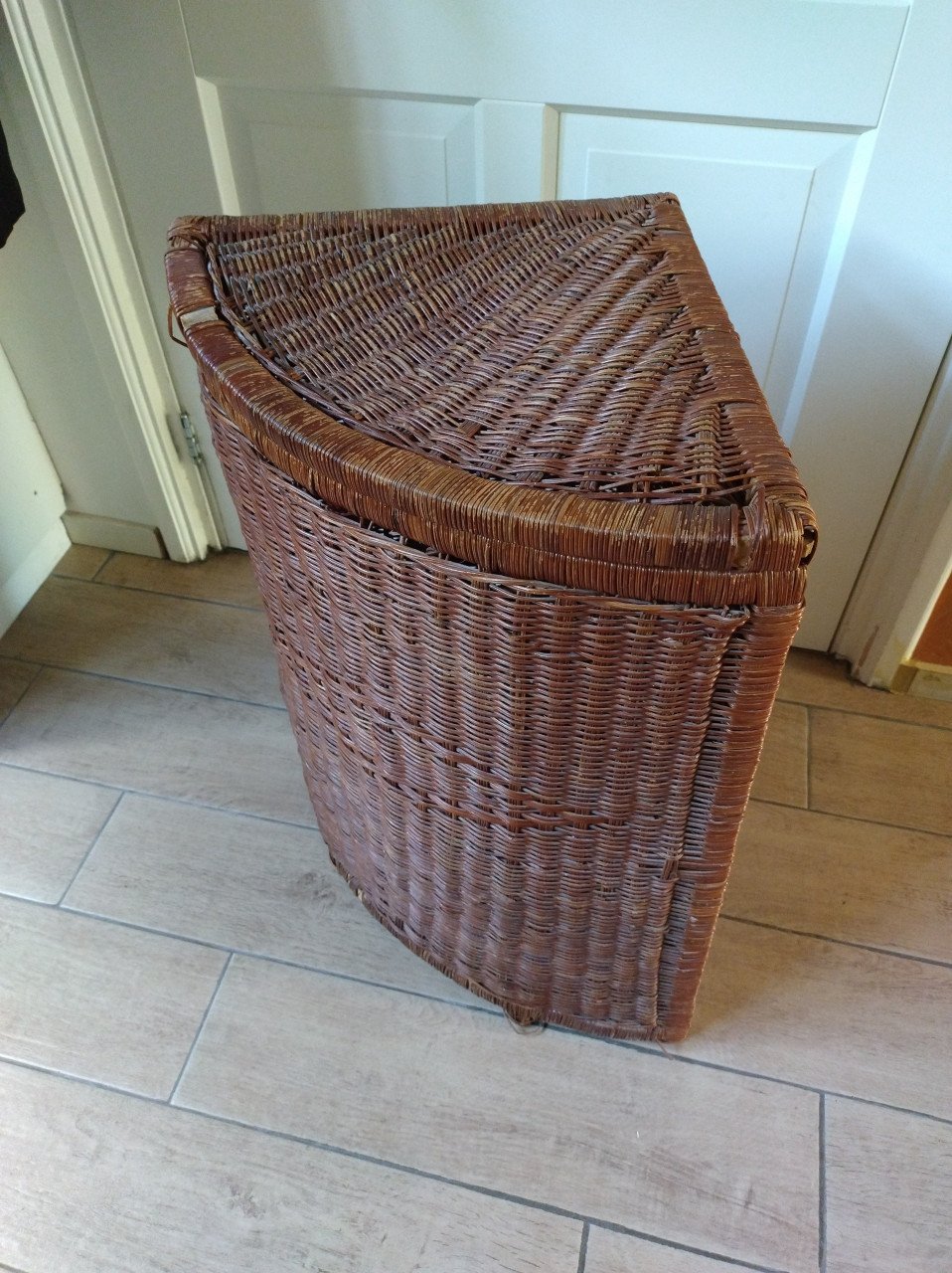 Rieten wasmand; halfrond model