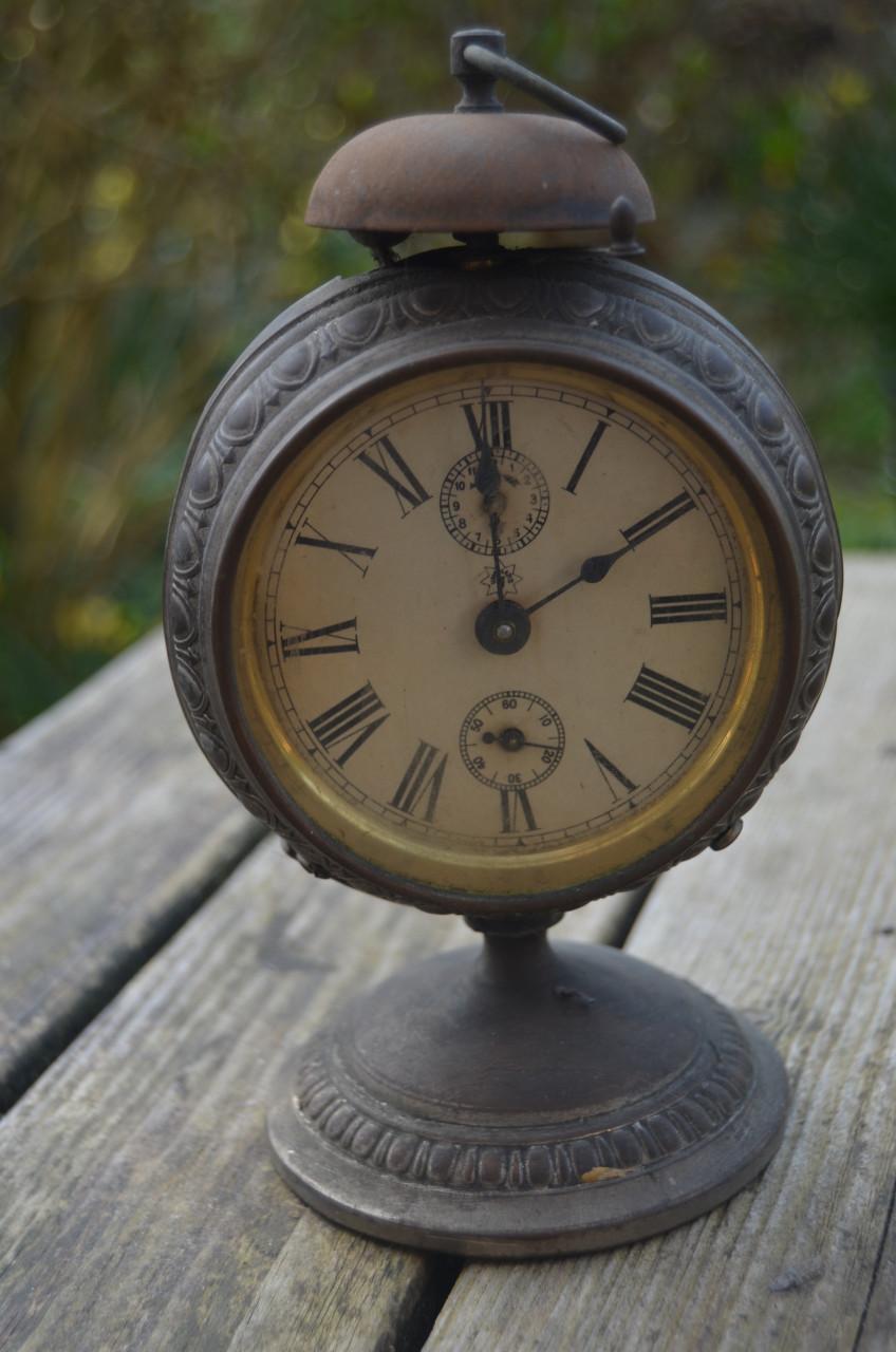 Antiek klokje / wekkertje heeft wel werk nodig.