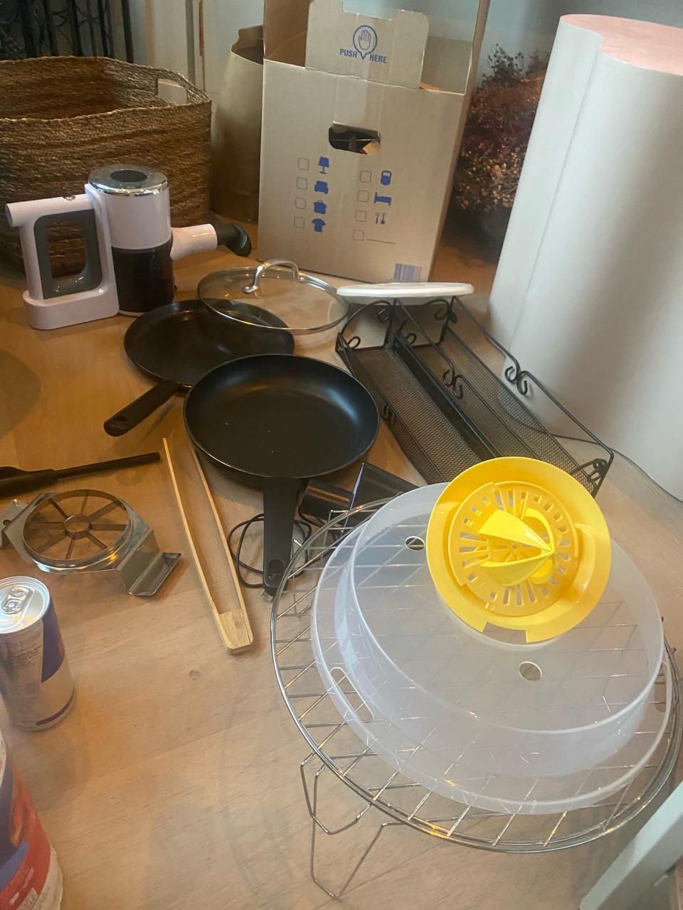 Gratis: verschilende keuken spullen, alles in 1 keer mee nemen.