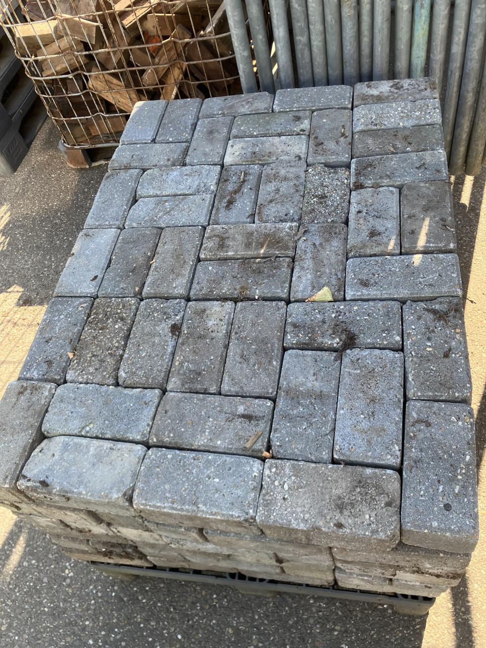 Betonklinkers op pallets