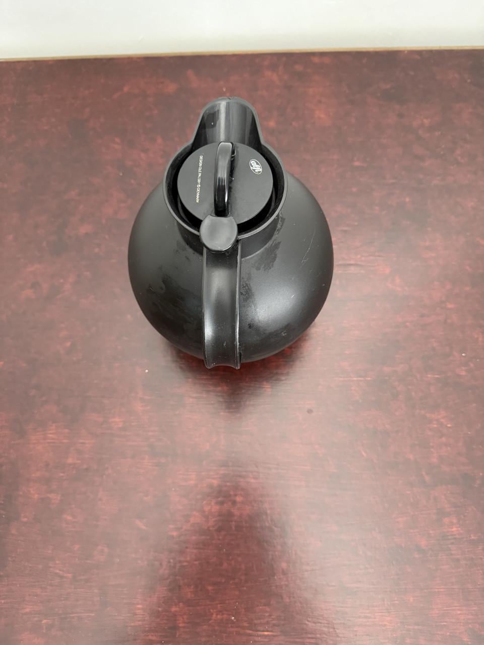 Alfi theekannen (zwart + geel) – ontwerp Ole Palsby