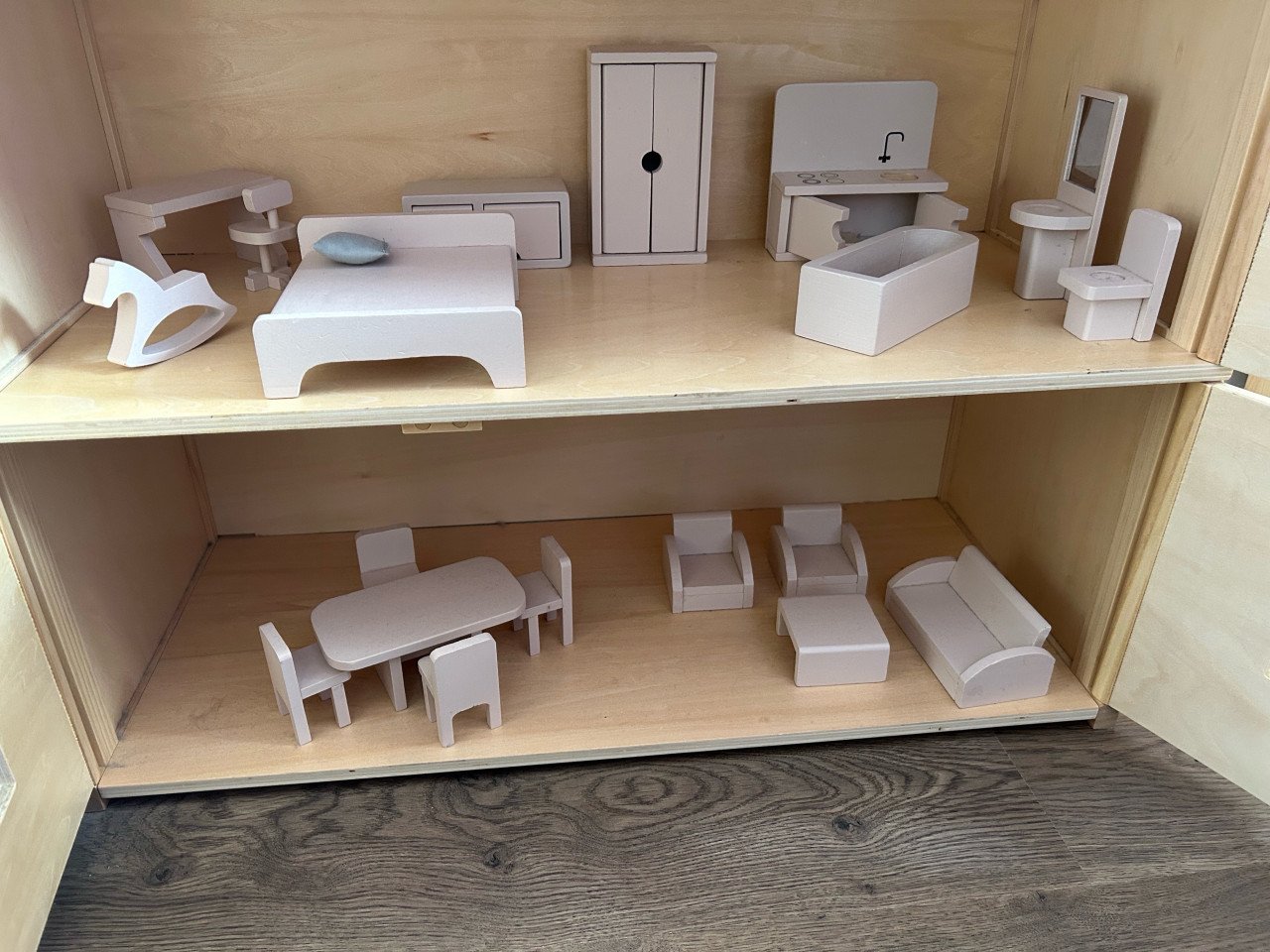 Houten poppenhuis inclusief meubeltjes en poppetjes