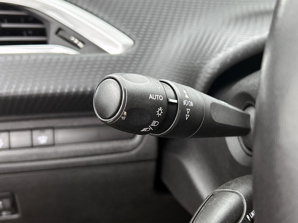 Peugeot 2008 110 pk signature | rijklaar | navigatie | parkeersensoren | lm