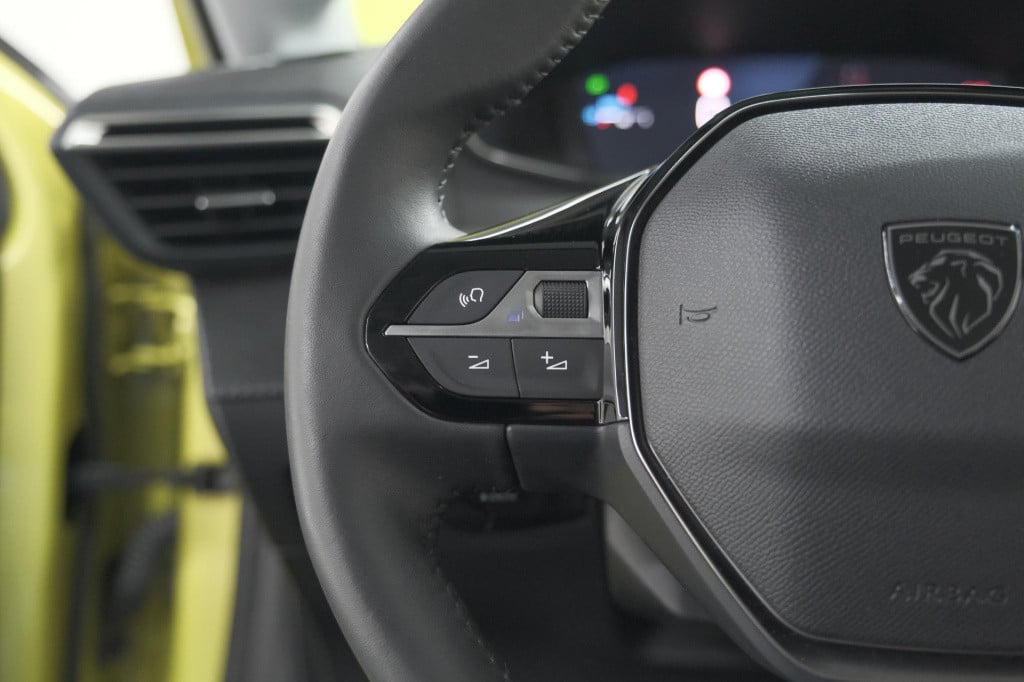 Peugeot 208 puretech 100 allure | parkeersensoren | apple carplay | climate