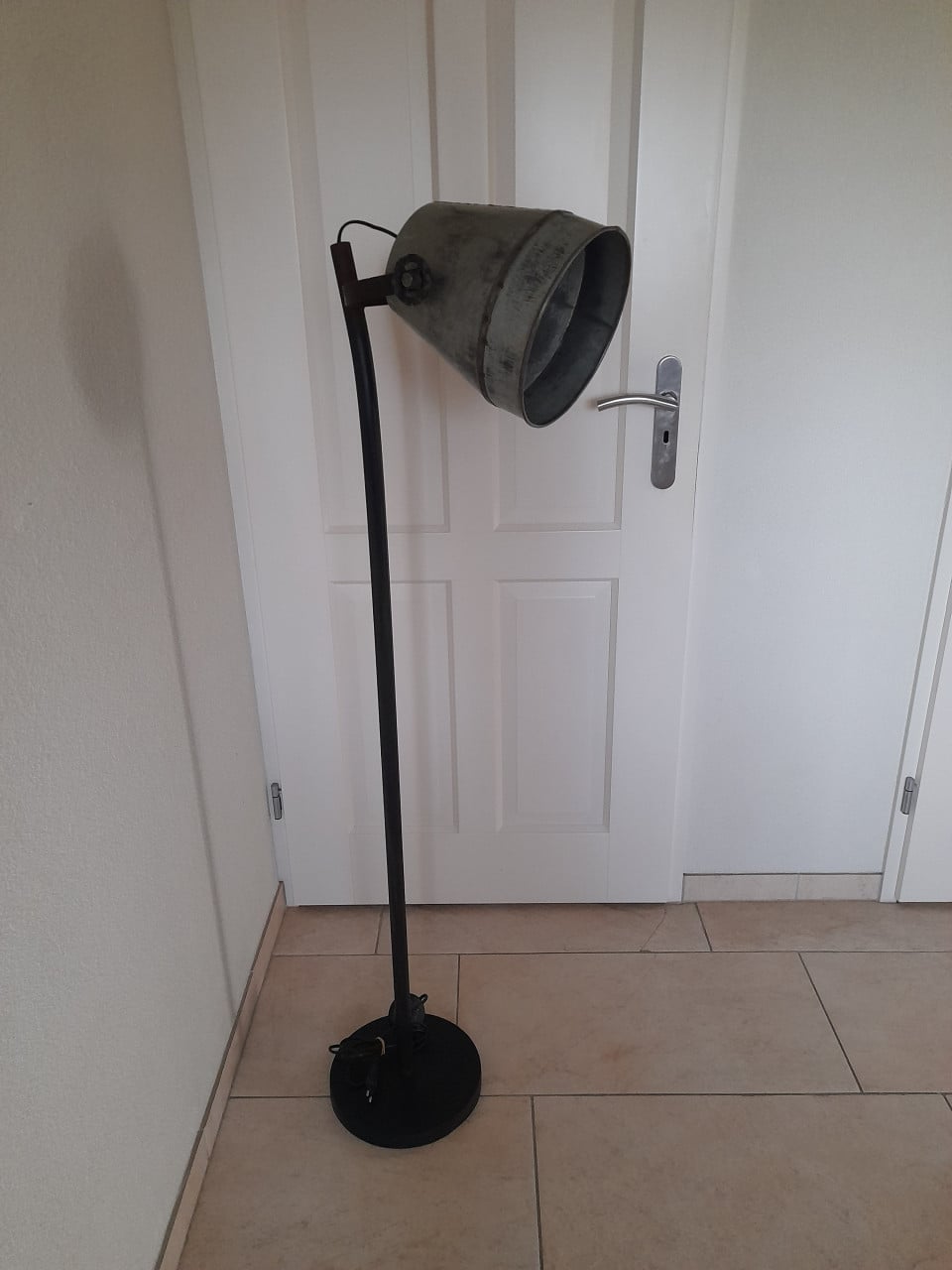 Leuke metalen vloerlamp (in goede staat )  Industriele look!