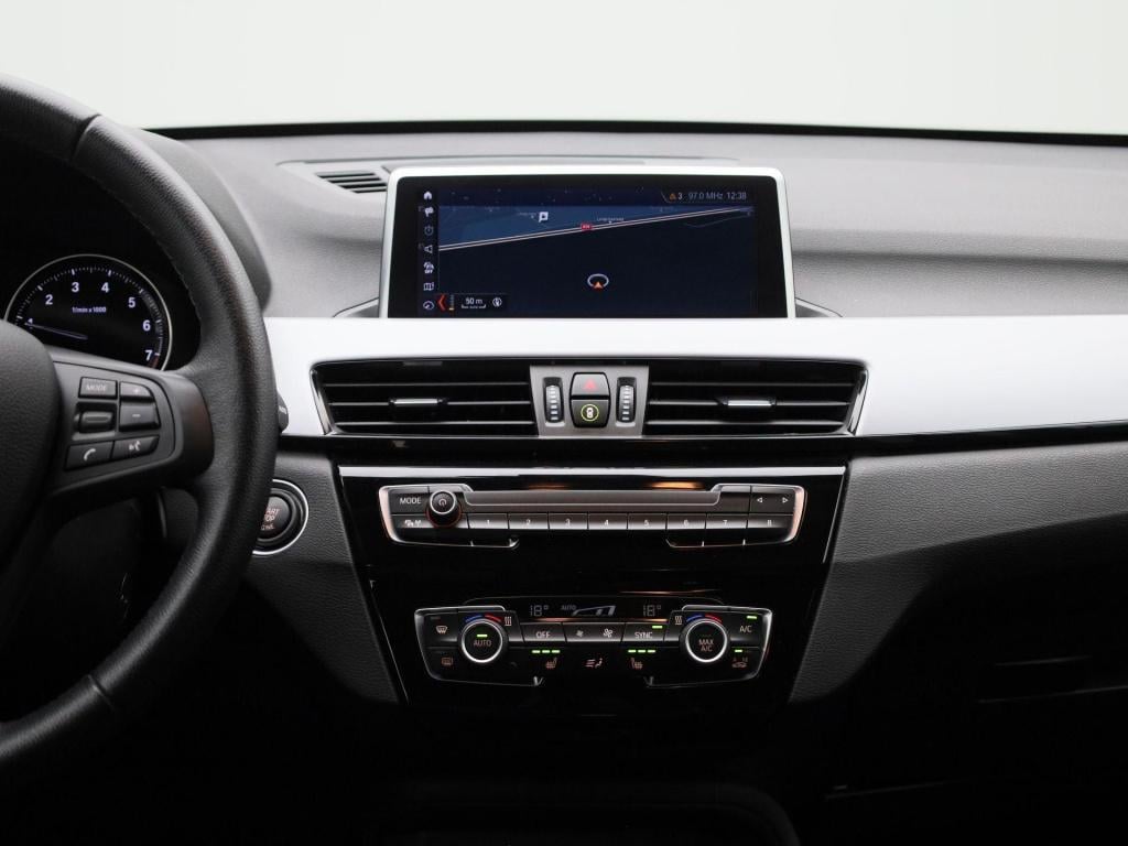 BMW X1 sdrive18i business edition plus | automaat | lmv | trekhaak | parkee